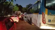 Rio das Pedras: nova madrugada de tiroteio entre milícia e CV afeta 12 linhas de ônibus