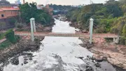 Rio Tietê amanhece coberto por espuma tóxica em Itu e Salto