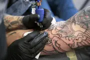 Riscos à saúde de fazer tatuagem: infecções, queloides e mais