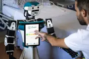 Robô com sobrancelhas expressivas é testado em hospital de Milão