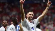 Roberto Lopes quebra tradição e guarda camisa após estreia na Copa