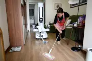 Robôs de limpeza com IA estreiam em lares chineses