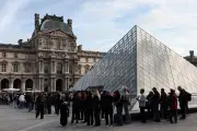Roubo de joias do Louvre em 2025 vai virar filme
