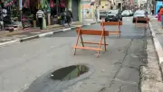 Rua Barão de Jaguara em Campinas é interditada após novo afundamento no asfalto