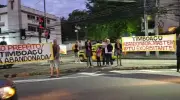 Rua em Jacarepaguá afunda novamente após reparos; moradores protestam