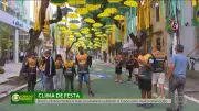 Rua famosa por decorações de Copa entra no clima da estreia do Brasil