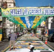 Ruas decoradas para a Copa transformam comunidades do Rio