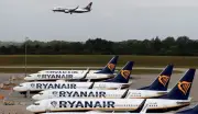 Ryanair investigada por taxa para pais sentarem com filhos em voos