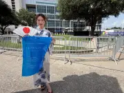 Sacolas azuis da torcida japonesa viram balões e símbolo de orgulho na Copa
