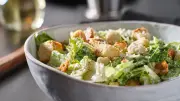 Salada no inverno: como deixar o prato mais atraente com proteínas quentes
