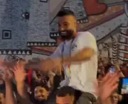 Salah dança com torcedores após vitória histórica do Egito na Copa