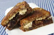 Sanduíche de queijo canastra com cebola agridoce