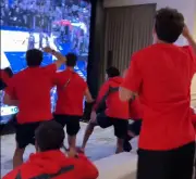 Seleção dos EUA vibra com cesta decisiva de OG Anunoby nas finais da NBA