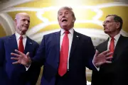Senado aprova resolução que obriga Trump a ter aval do Congresso para atacar Irã