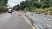 Sete postes caem na BR-458 em Ipatinga após queda de árvore