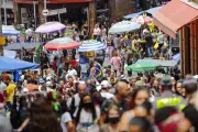 Setores que mais empregam no Brasil pagam salários abaixo da média nacional