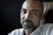 Silvio Guindane celebra 30 anos de carreira dirigindo filme sobre Zeca Pagodinho