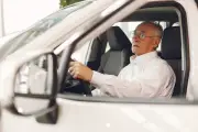 Sinais claros de que idosos não devem mais dirigir: veja lista
