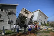 Sobe para 920 número de mortos em terremotos na Venezuela