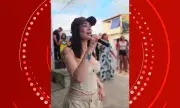 Solange Almeida canta no meio da rua em Alagoinhas, sua cidade natal