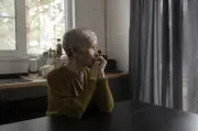 Solidão após 50 anos acelera declínio cognitivo e reduz vida