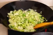 Sopa dourada de alho-poró e batata: receita simples para o inverno
