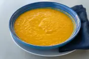 Sopa rústica de cenoura assada: receita fácil para noites frias