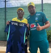Spike Lee presente em treino da seleção brasileira ganha camisa personalizada