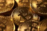 Strategy anuncia política de reserva em dólar e recompra de US$ 1 bi em ações