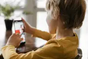 Suécia recomenda não dar celulares com internet a menores de 13 anos