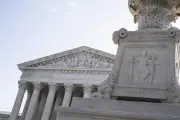 Suprema Corte dos EUA permite contagem de votos por correio após eleição