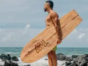 Ítalo Ferreira surfa em prancha de coqueiro para a AquaCoco