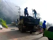 Tapa-buracos e asfaltamento causam retenções em Teresópolis