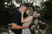 Taylor Swift e Travis Kelce surpreendem fãs com local do casamento