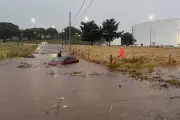 Tempestade em Uberlândia deixa três ilhados em avenida alagada