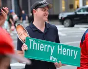 Thierry Henry ganha rua temporária em Nova York às vésperas da Copa de 2026