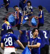Torcedor japonês limpa estádio e meme critica desigualdade doméstica