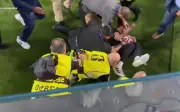 Torcedor tenta invadir gramado após gol dos EUA na abertura da Copa 2026