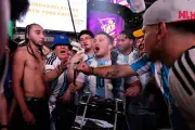 Torcedores de Argentina e Argélia brigam na Times Square antes da Copa