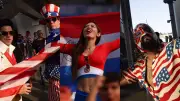 Torcedores dos EUA e Paraguai brilham com fantasias na Copa 2026