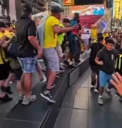 Torcedores equatorianos brigam na Times Square durante desfile