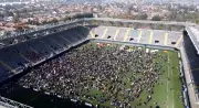 Torcedores lotam estádio no Chile para troca de figurinhas da Copa do Mundo