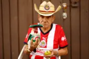 Torcedores mexicanos levam pets e galo à abertura da Copa