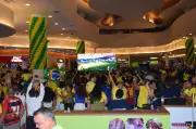 Torcedores se reúnem em shopping para torcer pelo hexa em Roraima