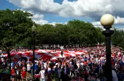 Torcida croata leva bandeira de 100 metros para jogo da Copa em Toronto