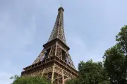 Torre Eiffel cresce 10 cm com onda de calor na Europa; entenda
