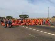 Trabalhadores da BR-153 protestam por salários atrasados em Onda Verde