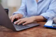 Trabalho remoto aumenta isolamento e prejudica saúde mental, diz estudo