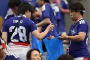 Tradição de limpeza em estádios reacende debate de gênero no Japão