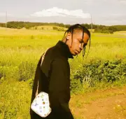 Travis Scott é vaiado após show curto e atraso na Turquia